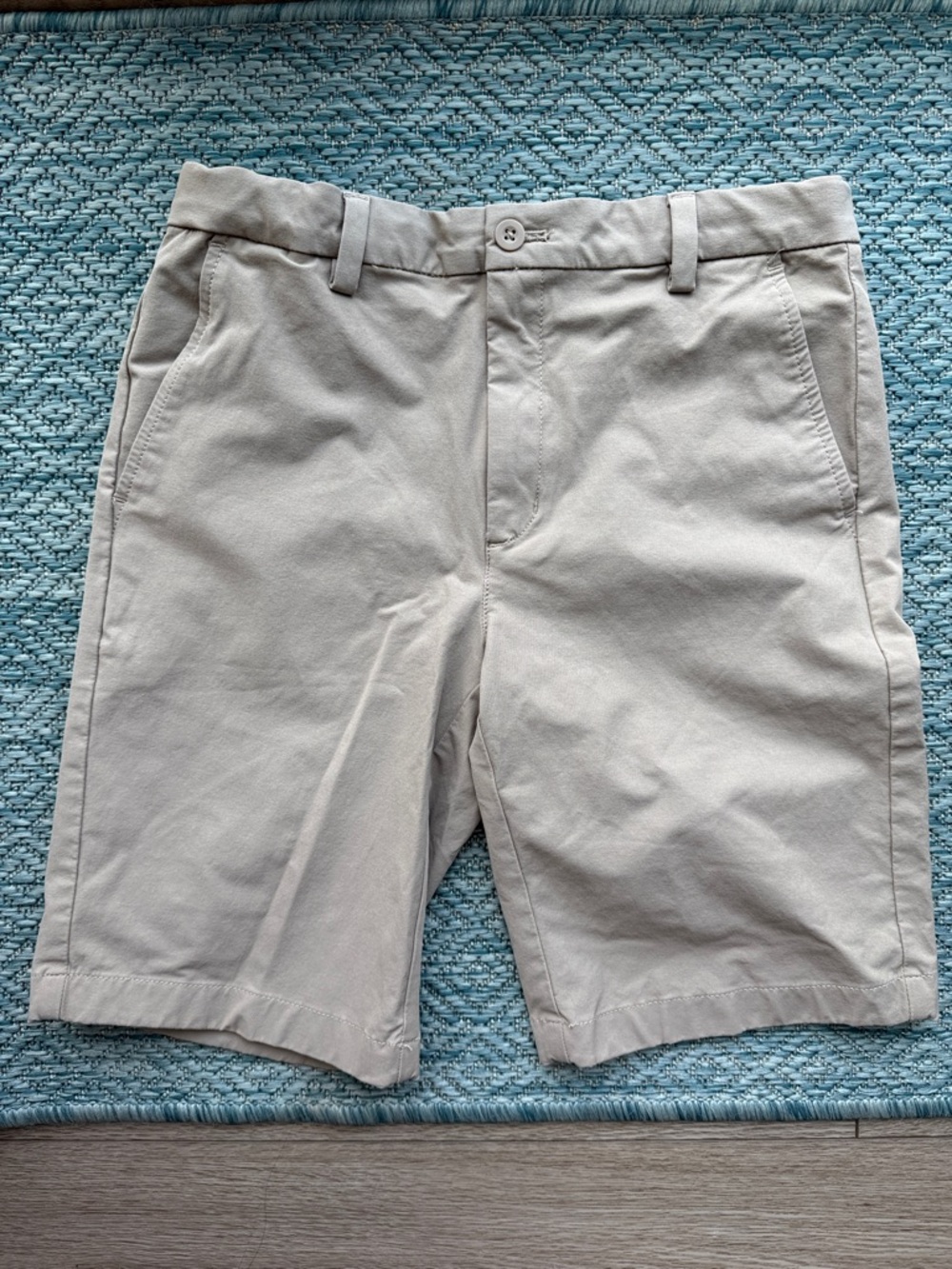Vineyard vines boys khaki shorts size 14